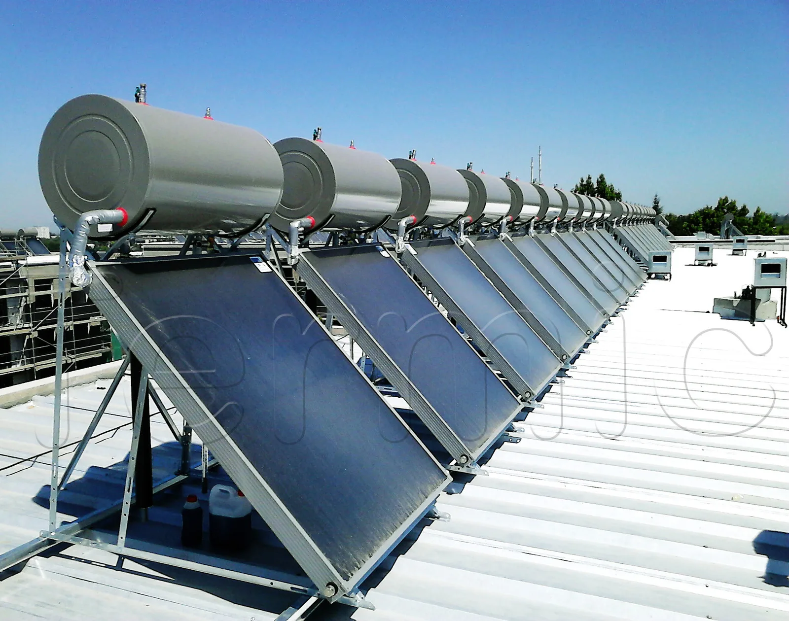 Termosifones Termic instalados en la azotea de un edificio